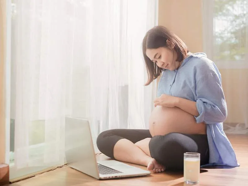 Taking Your Own Maternity Photos (1)